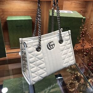 Gucci GG Marmont Medium Matelassé Shoulder Bag